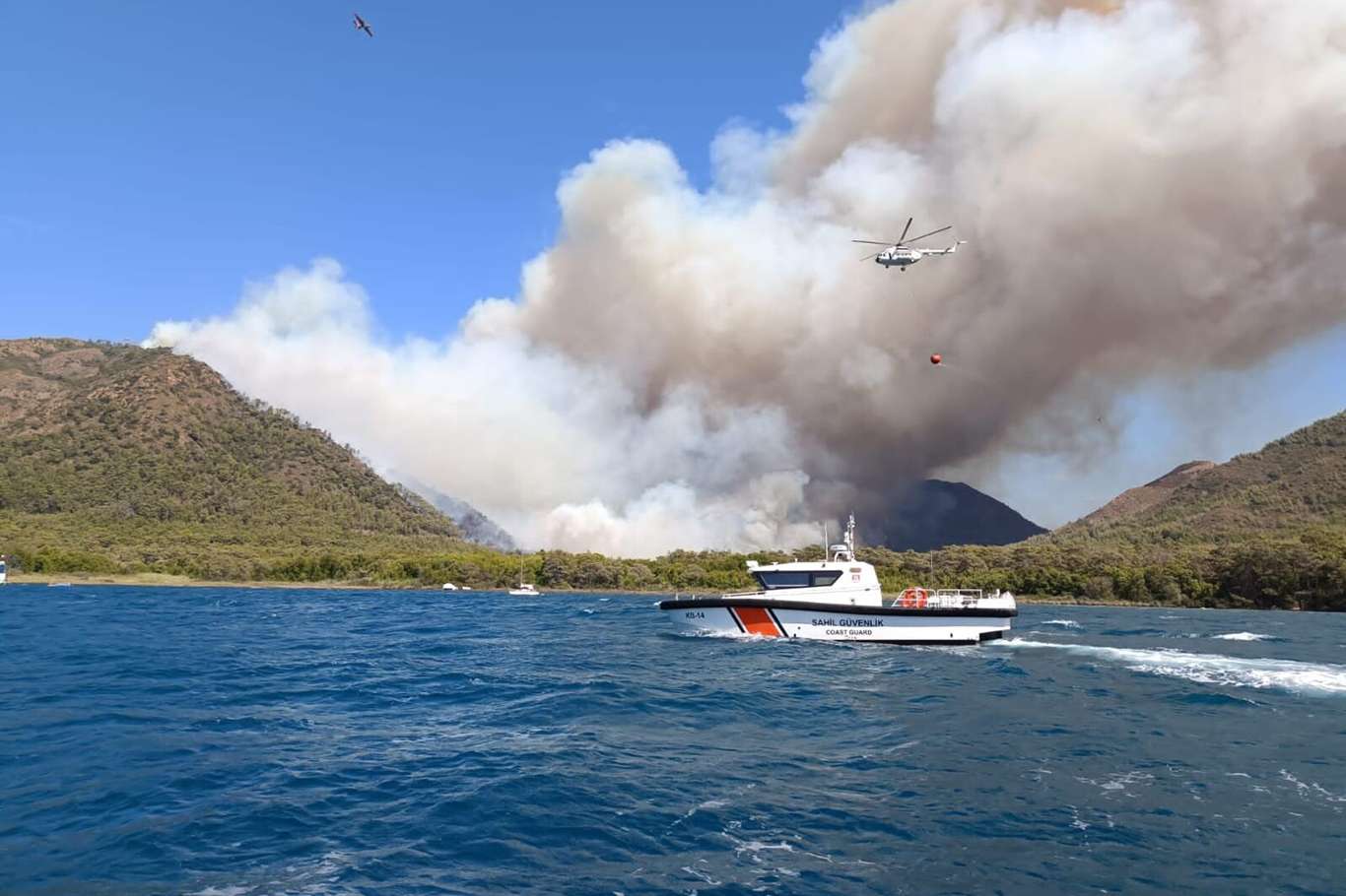 Marmaris'teki yangına 14 uçak ve 23 helikopter ile müdahale ediliyor Marmaris'teki yangına 14 uçak ve 23 helikopter ile müdahale ediliyor